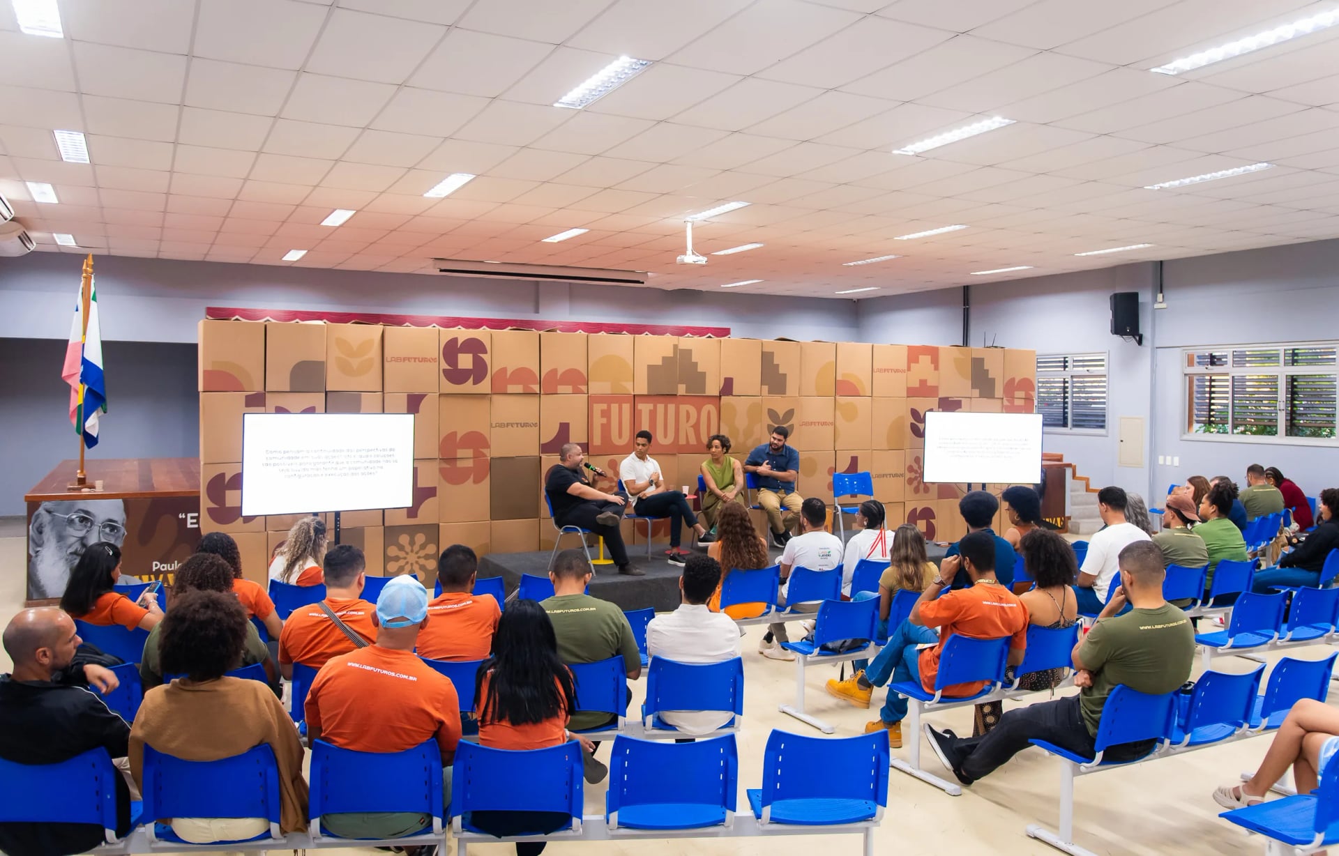 Palestrante apresentando no evento Lab Futuros sobre transformação social