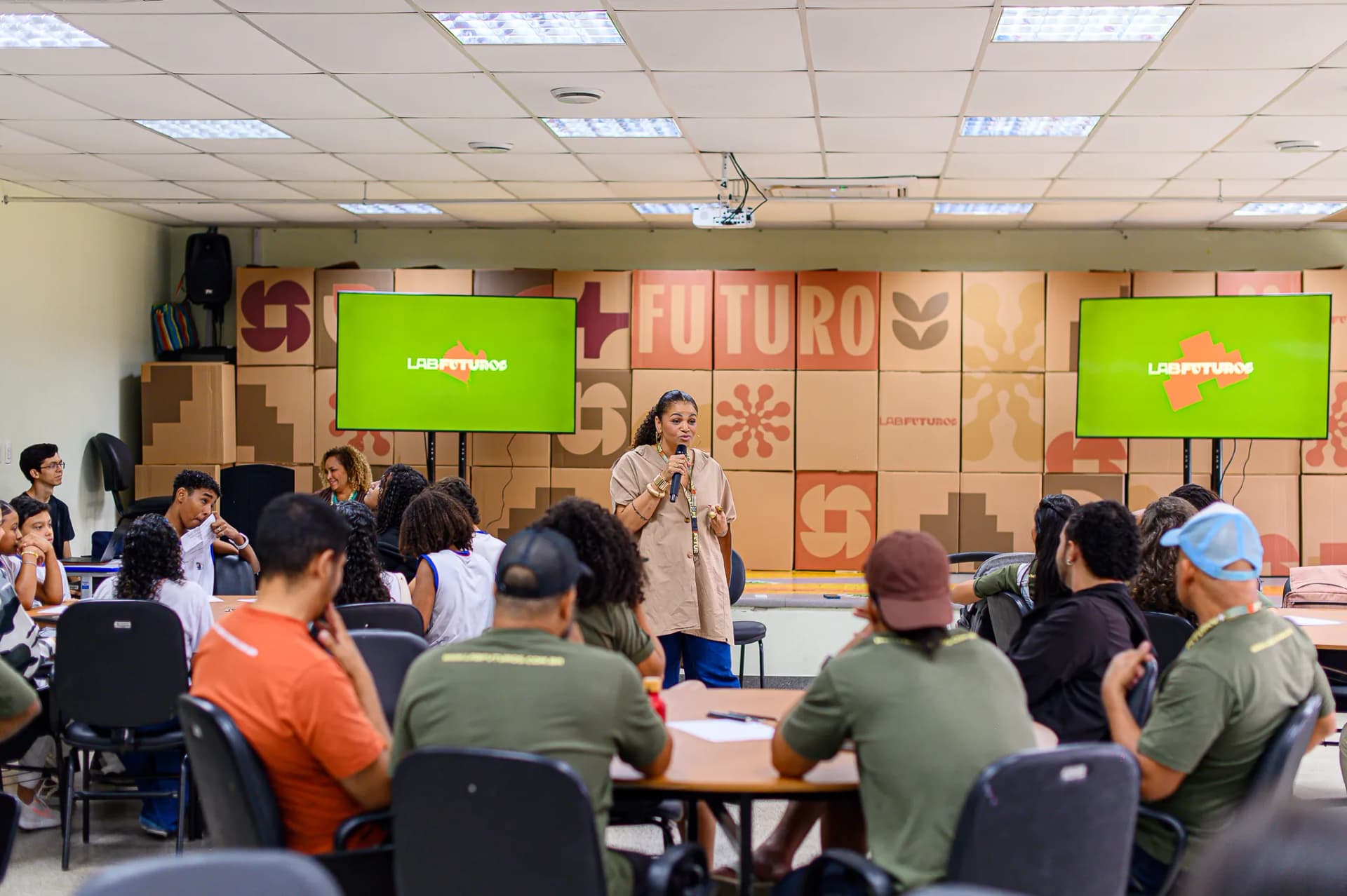 Apresentação em workshop comunitário sobre inovação na periferia