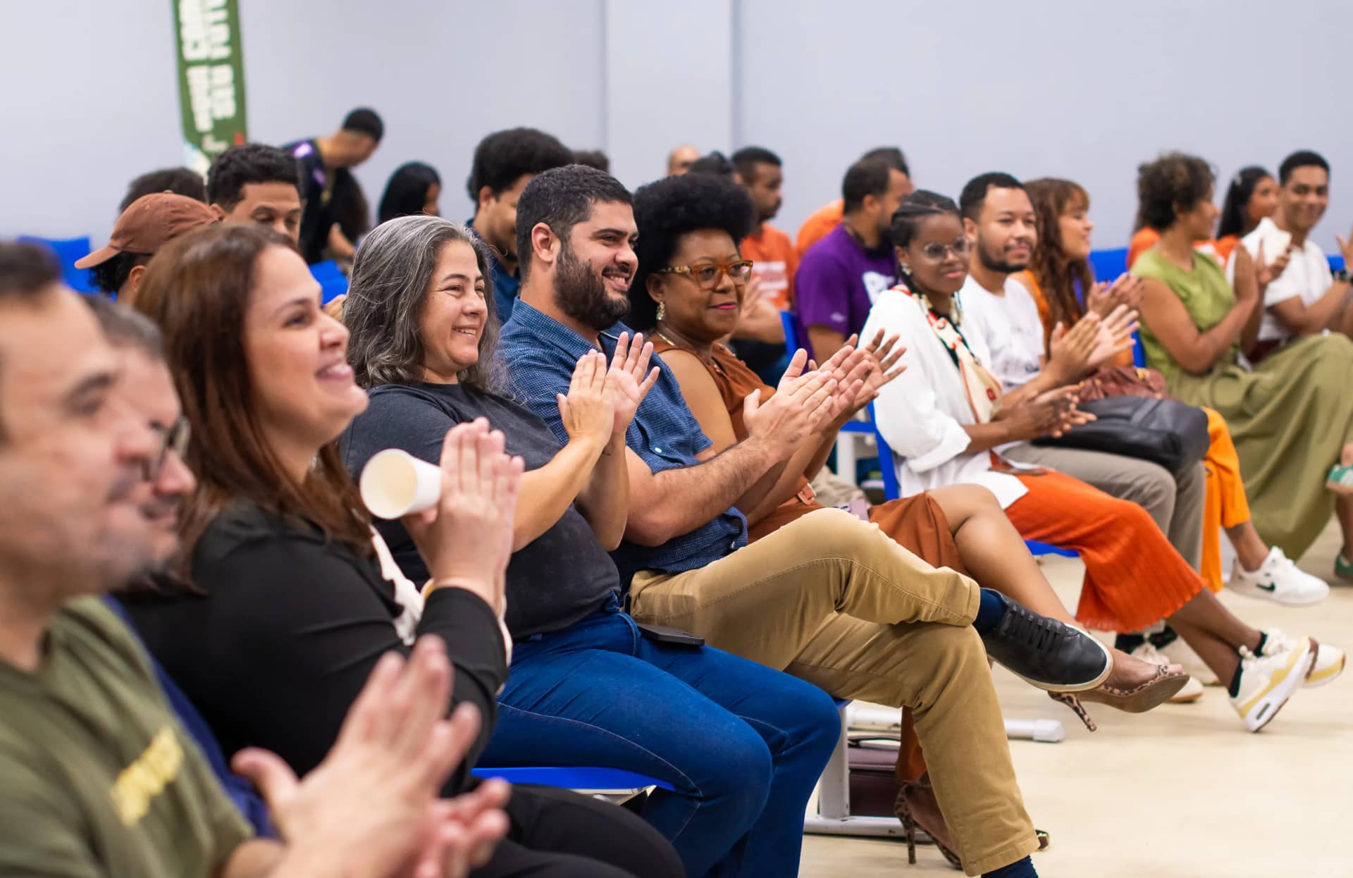 Mulher profissional participando de evento de desenvolvimento e capacitação